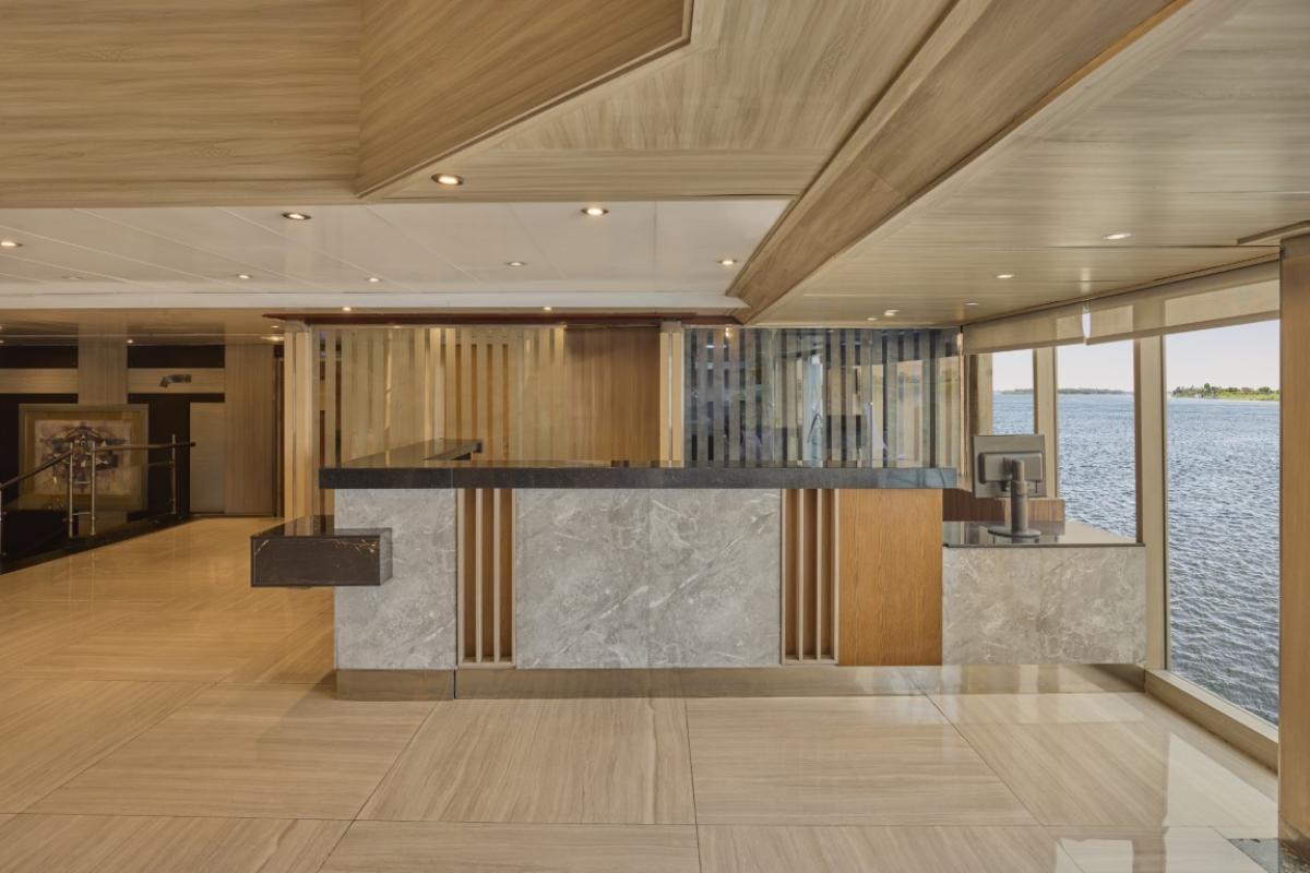 gallery-Blue-Shadow-IV-cruise-4