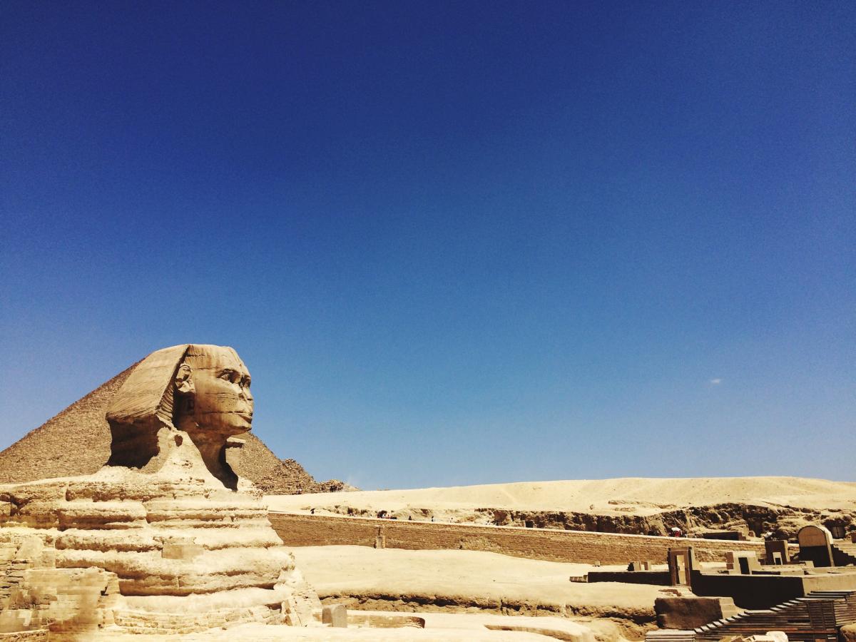 le-grand-sphinx-et-les-pyramides-contre-un-ciel-bleu-clair