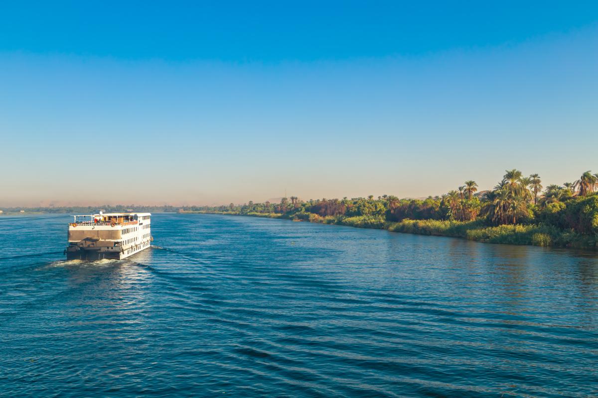 navires-de-croisiere-sur-le-nil-vue-magnifique-du-nil-aswan-egypte-20-octobre-2023__1_